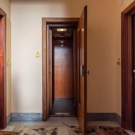 Guesthost - Toc-toc A 10 Min Dall'ospedale Maria Vittoria Apartman *